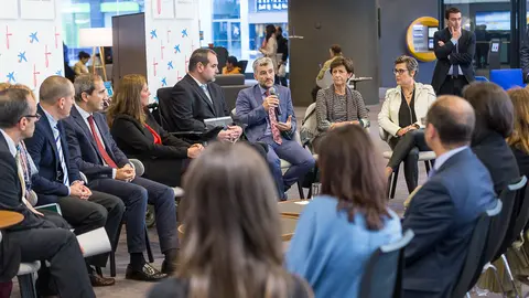 Representantes de CaixaBank y la Fundación Caja Navarra comparecen junto con los rectores de la UPNA y la Universidad de Navarra, directores de la UNED, el CIMA y Navarrabiomed para informar sobre los acuerdos alcanzados para impulsar la investigación en Navarra en el periodo 2017-2020. IÑIGO ALZUGARAY