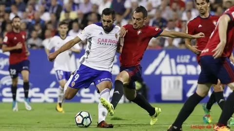 Unai García ante Borja Iglesias (R. Zaragoza). La Liga.
