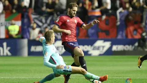 Fausto Tienza en acción ante el Barcelona B. La Liga.