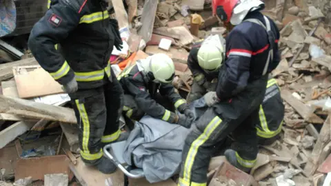 Los bomberos recuperan el cadáver del hombre sepultado en la explosión de su casa en Arazuri BOMBEROS DE NAVARRA