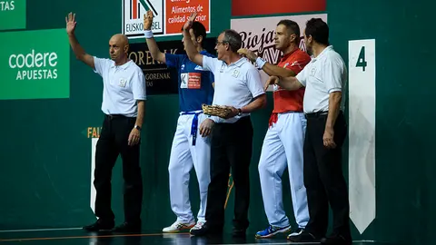 Aimar Olaizola se enfrenta a Daniel Elezkano en cuartos de final en el frontón Labrit. MIGUEL OSÉS_1