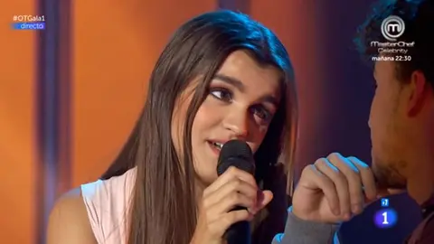 La cantante pamplonesa Amaia Romero durante su actuación en la gala 1 de Operación Triunfo. RTVE
