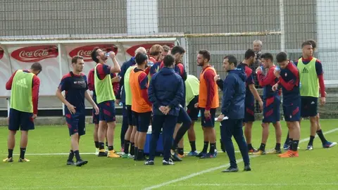 Diego Martínez con sus jugadores en Tajonar.