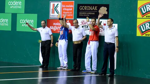 El navarro Aimar Olaizola y el guipuzcoano Jokin Altuna disputan partido de semifinales del Campeonato del Cuatro y Medio de Pelota. PABLO LASAOSA 02