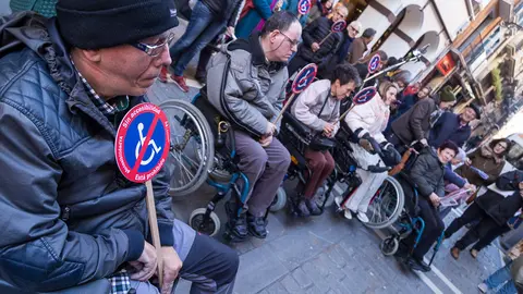 La Confederación Española de Personas con Discapacidad Física y Orgániza (COCEMFE) realiza una concentración para reclamar sus derechos (07). IÑIGO ALZUGARAY