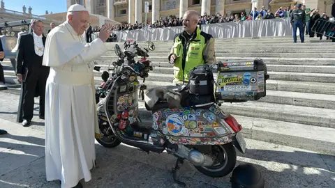 El Papa Francisco bendice la vespa que Jose Antonio Fernández conducirá en su aventura solidaria
