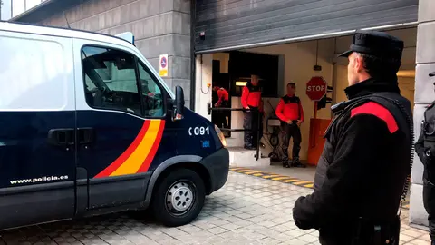 El furgón policial que ha conducido a El Prenda y su manada hasta el Palacio de Justicia de Navarra en el arranca del juicio