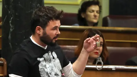 GRAF1023. MADRID, 15/11/2017.-El diputado de ERC Gabriel Rufián, muestra unas esposas en la sesión de control al Gobierno hoy en el Congreso de los Diputados, que tiene como asuntos principales la crisis política en Cataluña, el juicio por el caso Gürtel y los llamados "papeles del paraíso". EFE/Ballesteros