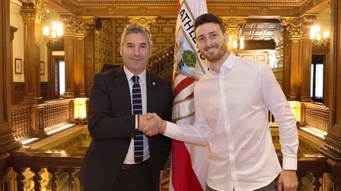 Urrutia y Aduriz en la sede del Athletic. Web Athletic.