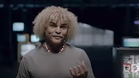 carlos Alberto Valderrama en el spot comercial.