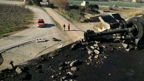 Accidente en la A68 a su paso por Tudela en el que un camión ha quedado volcado y ha comenzado a arder. POLICÍA FORAL