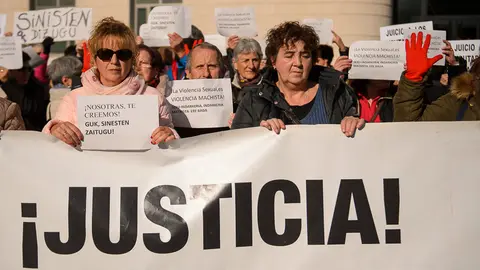 Concentración a la puerta de los Juzgados por el juicio a La Manada. PABLO LASAOSA03