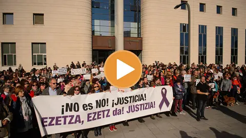 PLAYER Concentración a las puertas de la Audiencia de Navarra.