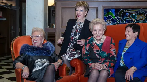 Atxen Jiménez, Mª Carmen Elizari, Resurrección Armendáriz y Julia Arza en el Homenaje a las 'Damas de la gastronomía navarra' en el Nuevo Casino de Pamplona. IÑIGO ALZUGARAY