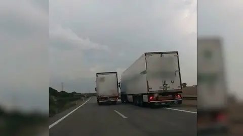 La maniobra imprudente de un conductor en la autopista navarra. GUARDIA CIVIL