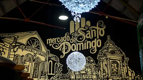 Encendido de las luces navideñas en el mercado de Santo Domingo. MIGUEL OSÉS_5