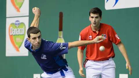 Urrutikoetxea-Galarza se enfrentan a Altuna III-Martija en la primera jornada del Campeonato de Mano Parejas. PABLO LASAOSA02