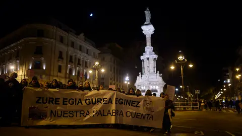 Una manifestación recorre las calles de Pamplona en rechazo a la violencia machista, dentro de los actos organizados en el Día contra la Violencia hacia las Mujeres. PABLO LASAOSA08