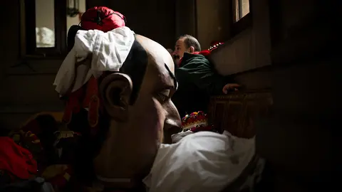 Los momentos previos a la salida de la comparsa de gigantes y la corporación en San Saturnino. MIGUEL OSÉS (2)