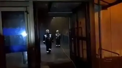 Los bomberos intervienen en un incendio en el sótano del edificio de Los Olivos de la UPNA BOMBEROS DE NAVARRA