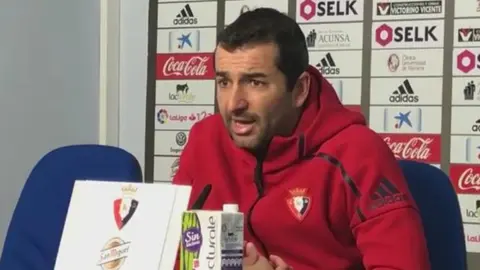 Diego Martínez en rueda de prensa en El Sadar.