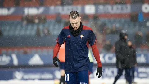 La nevada en El Sadar retrasa el inicio del partido entre Osasuna y Nástic. MIGUEL OSÉS (2)