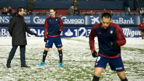 Diego Martínez durante la nevada en El Sadar caída a la hora del partido entre Osasuna y Nástic. MIGUEL OSÉS (3)