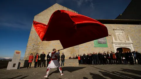 La presidenta de la Comunidad Foral, Uxue Barkos, preside el acto de reconocimiento al Reino de Navarra con una ofrenda floral ante el monolito conmemorativo en el Día de Navarra. PABLO LASAOSA