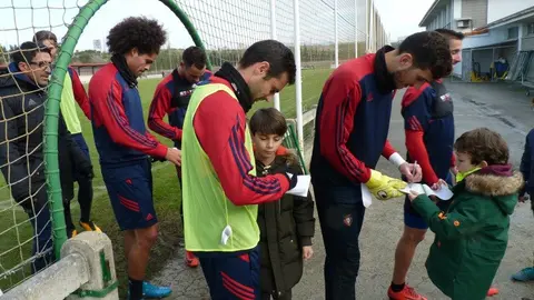 Los jugadores de Osasuna firman autógrafos en Tajonar.