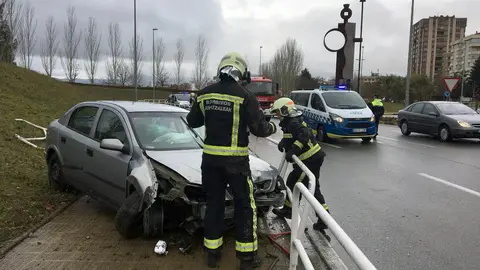 Colisión de un vehículo en la rotonda de Íñigo Arista en la variante de Pamplona. FOTO BOMBEROS DE NAVARRA (2)