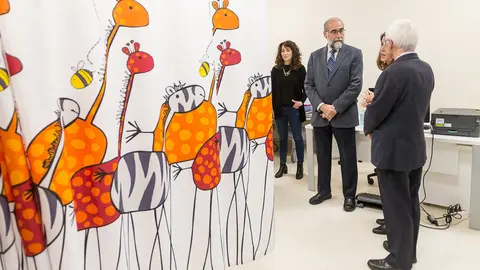 El consejero de Salud, Fernando Domínguez, visita las instalaciones habilitadas para la atención a las urgencias pediátricas en el Centro Doctor San Martín (09). IÑIGO ALZUGARAY