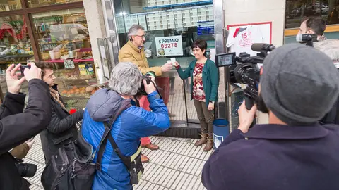 José María Tovar, de la administración de lotería 'La niña bonita' en la calle Fuente del Hierro de Pamplona ha vendido 150 décimos de un quinto premio . IÑIGO ALZUGARAY (19)
