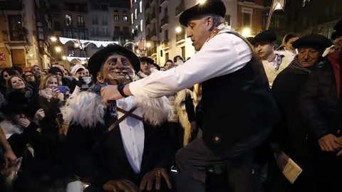 GRAF1498. PAMPLONA, 24/12/2017.- Miles de personas cargadas de ilusiones, adultos, jóvenes y niños, han recibido esta tarde en Pamplona a Olentzero, al que han acompañado en su recorrido por la ciudad y en el homenaje que le ha tributado el Ayuntamiento. Como sucede desde 2015, con la llegada del gobierno local integrado por EH Bildu, Geroa Bai, Aranzadi e I-E, el viejo carbonero sido recibido por el alcalde en la plaza consistorial. Allí, Joseba Asiron (d), acompañado de concejales y de la banda de música municipal La Pamplonesa, ha impuesto a Olentzero un gran pañuelo de cuadros azul y blanco, típico de su atuendo, con el escudo de la cuidad en reconocimiento y recuerdo. EFE/Jesús Diges