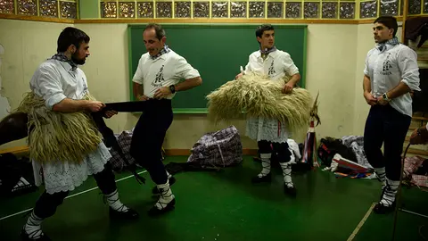 Asi se preparan momentos antes de salir con el Olentzero. MIGUEL OSÉS_12