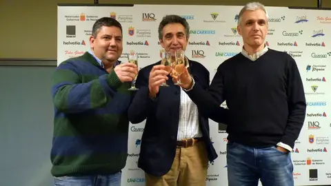Javi Gracia, Miguel Ollacarizqueta y Juanto Apezetxea, de Helvetia Anaitasuna, brindan por el nuevo año.