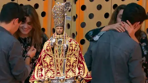 Amaia Romero regala una pulsera de San Fermín a Alfred en la academia de Operación Triunfo.