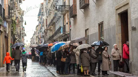 Reparto del calendario municipal de Pamplona para el año 2018 en Civivox Condestable (10). IÑIGO ALZUGARAY