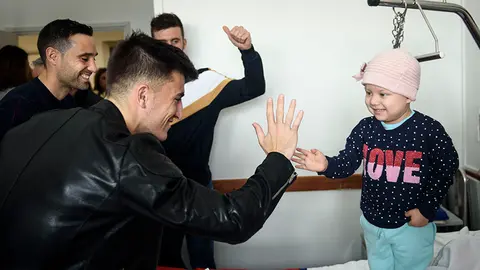 Los jugadores de Osasuna visitan a los niños ingresados en el Complejo Hospitalario. MIGUEL OSÉS_16