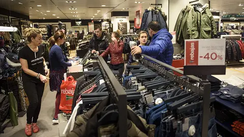 Se abren las puertas de El Corte Ingles para las primeras rebajas del año. MIGUEL OSÉS_12