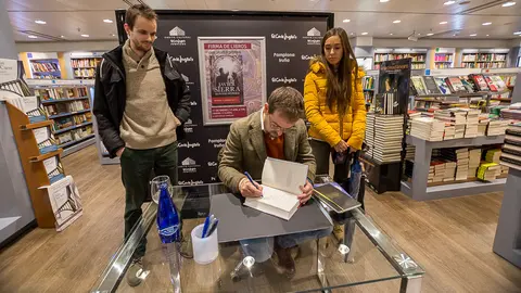 El escritor Javier Sierra, último Premio Planeta, firma ejemplares de su libro 'El fuego invisible' (14). IÑIGO ALZUGARAY