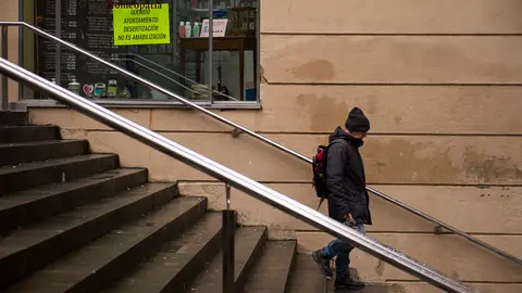 Comercios muestran carteles en contra de los cambios de tráfico impuestos por el Ayuntamiento de Pamplona. PABLO LASAOSA 07