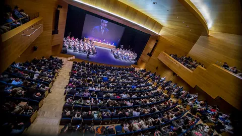 La Universidad de Navarra entrega las medallas de plata a profesionales que cumplen 25 años de trabajo en el centro académico (38). IÑIGO ALZUGARAY