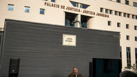 El alcalde de Pamplona y una representación de la Asociación Juezas y Jueces para la Democracia participan en el homenaje al juez Luis Elio Torres, que dará nombre a una plaza junto al Palac (6)