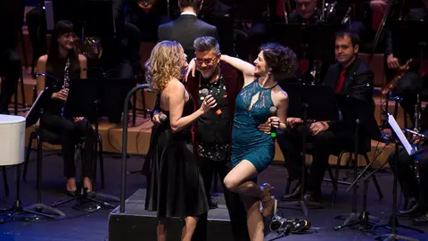 Espectáculo musical celebrado en Baluarte que, bajo el título &#39;El baúl de los 70&#39;, protagoniza Serafín Zubiri junto a algunos exintegrantes del grupo La década prodigiosa, acompañados por la banda municipal la Pamplonesa. PABLO LASAOSA