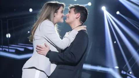 Amaia y Alfred se abrazan sobre el escenario cantando Tu canción, ya elegidos como representantes de España en Eurovisión RTVE