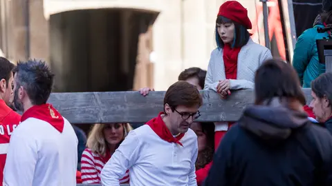 Rodaje de la película 'Perdiendo el Este', escrita y dirigida por Nacho García Velilla, en la plaza del Ayuntamiento de Pamplona (18). IÑIGO ALZUGARAY