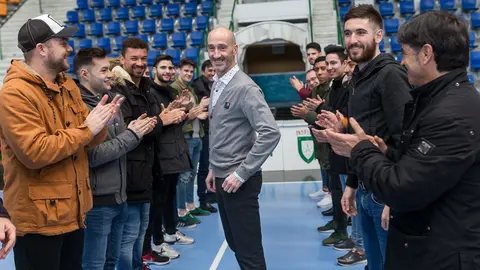 Javi Eseverri anuncia su retirada al final de la temporada en compañía de 'Tatono' Arregui, Imanol Arregui y el resto de jugadores del equipo (55). IÑIGO ALZUGARAY