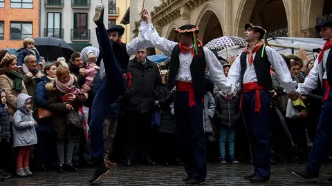 Celebración de la festividad de San Blas con el tradicional mercado de roscos y dulces. PABLO LASAOSA 05