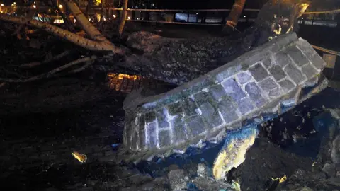 Un árbol de grandes dimensiones se ha desplomado en la vuelta del Castillo de Pamplona y ha causado dos heridos. PATXI CERVANTES (2)