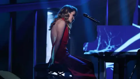 Amaia Romero canta al piano Miedo, de M Clan, con una interpretación llena de emoción JOSÉ IRUN FOTO
